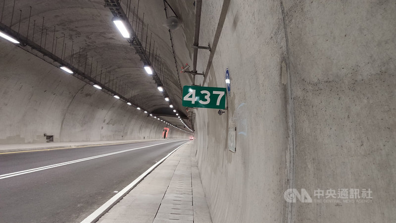 公路總局29日宣布自30日中午12時起,正式開放大型重型機車通行南迴改草埔森永隧道,這也是國內首座開放大型重機通行隧道,也呼籲用路人務必確實遵守規定駕駛,各車種相互尊重、循序行車,嚴禁超速、超車,不可有惡意逼車等違規行為。中央社記者盧太城台東攝 110年11月29日