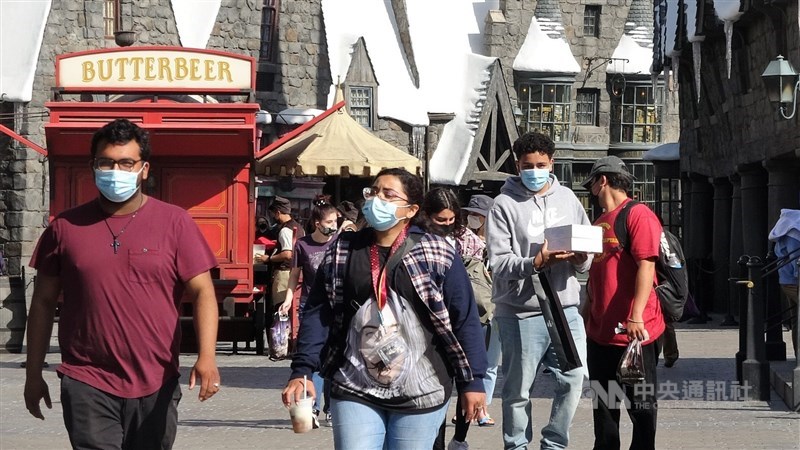 美國通過1.9兆美元的疫情紓困法案，被議論政府恐無力負擔，美國總統拜登強調，他不會加重美國中產階級的賦稅負擔。圖為好萊塢環球影城15日重新營業。（中央社檔案照片）