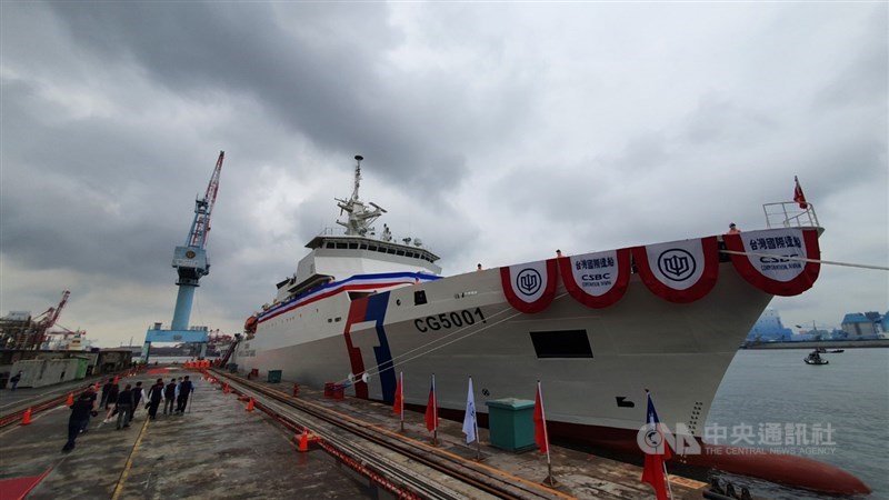 海巡署4000噸級巡防艦「嘉義艦」29日交船,滿載排水量可達5044噸,能承受10級強風、續航力1萬浬,並配有3組射程達120公尺的高壓水砲。中央社記者洪學廣攝 110年4月29日