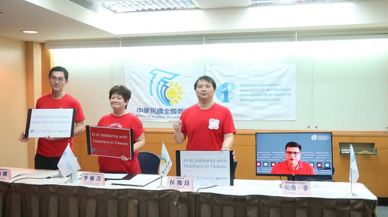 全國教師會29日舉行記者會,爭取5月1日勞動節為國定假,教師也應休假,獲得國際教育組織(EI)聲援,正式致函總統府,呼籲讓台灣教師享有更完整的勞動權益。EI亞太首席執行長安南.辛(Anand Singh)也透過視訊連線與會。(全教會提供)中央社記者陳至中台北傳真 110年4月29日