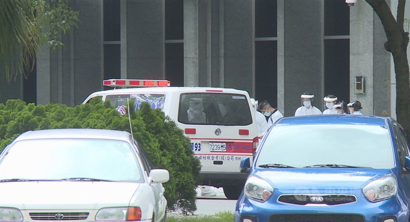 華航機師染疫案延燒,諾富特華航桃園機場飯店有主管染疫,目前已進行淨空作業,人員陸續撤出;飯店清空後將展開消毒並靜置14天以上。中央社記者葉臻攝 110年4月29日
