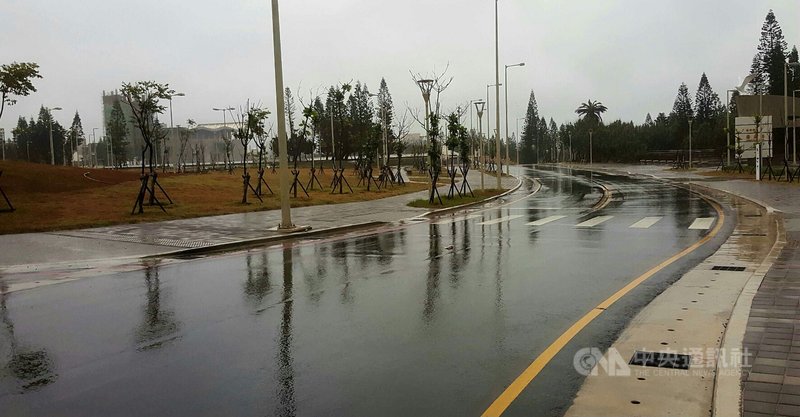 受鋒面影響,澎湖地區29日清晨時分飄著小雨,路面溼答答。中央社 110年4月29日