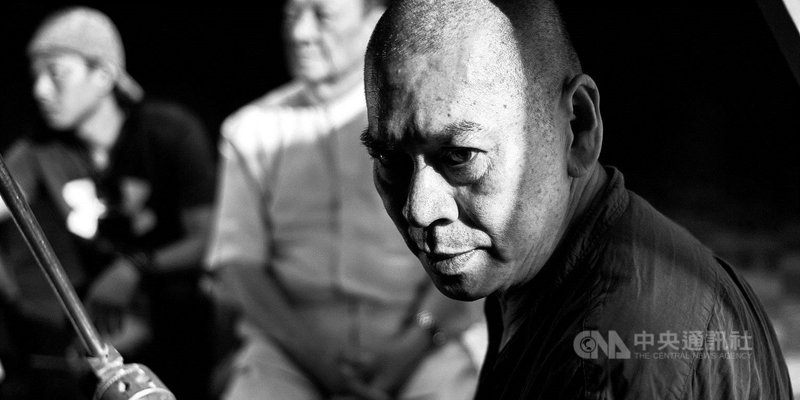 以導演蔡明亮(前)為主角的VR影集系列作「大師狂想曲:蔡明亮」入圍美國翠貝卡影展「沉浸式作品單元」(Tribeca Immersive)的「互動作品」(Virtual Arcade)項目,與來自世界各地入選影片角逐大獎,也是唯一的台灣代表。(綺影映畫提供、張鍾元攝影)中央社記者葉冠吟傳真 110年4月29日