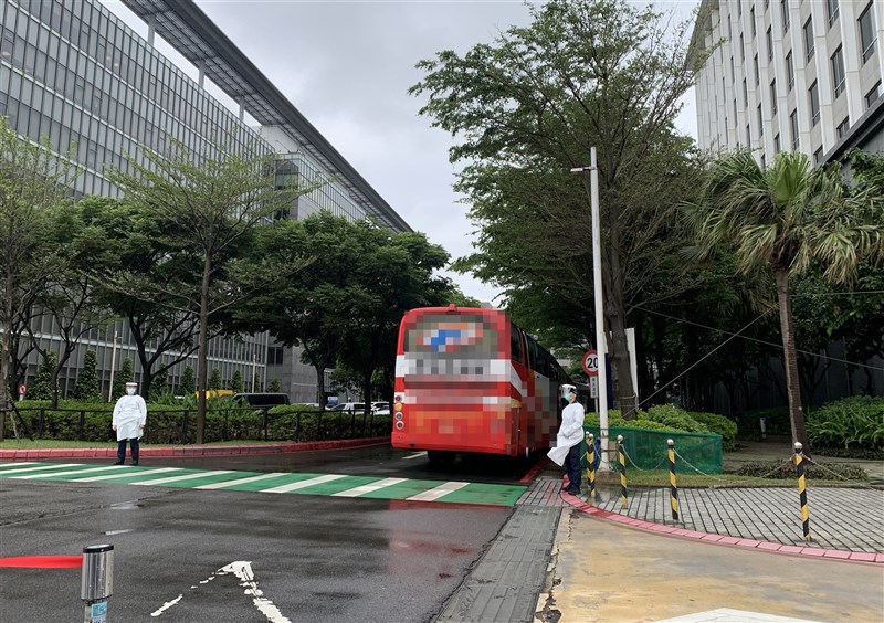 華航機師染疫事件擴大,台北諾富特華航桃園機場飯店29日進行淨空計畫,機組員等必須送至集中檢疫所和防疫旅館,諾富特淨空消毒後還得靜置14天以上。中央社記者葉臻攝 110年4月29日