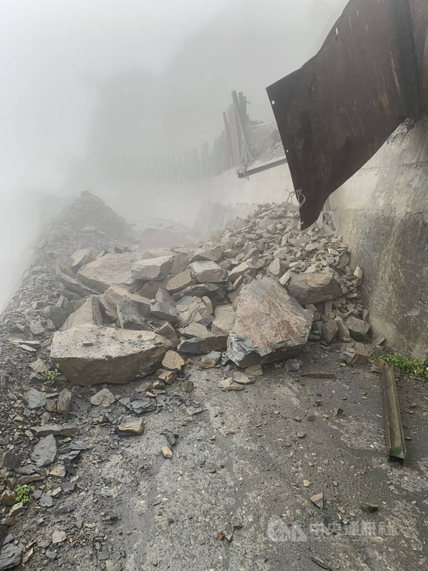 疑地震降雨釀郡大林道坍方落石險砸途經登山隊 地方 中央社cna