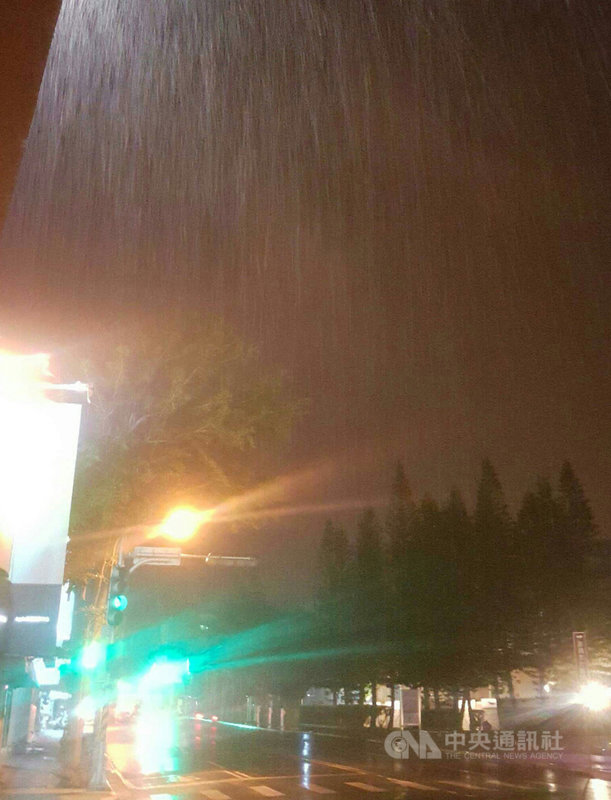 受鋒面影響,澎湖地區自28日晚間10時起開始飄著雨絲,29日清晨時分才有下雨的感覺,但雨勢不大,這也是2個多月來首見的雨水。中央社 110年4月29日