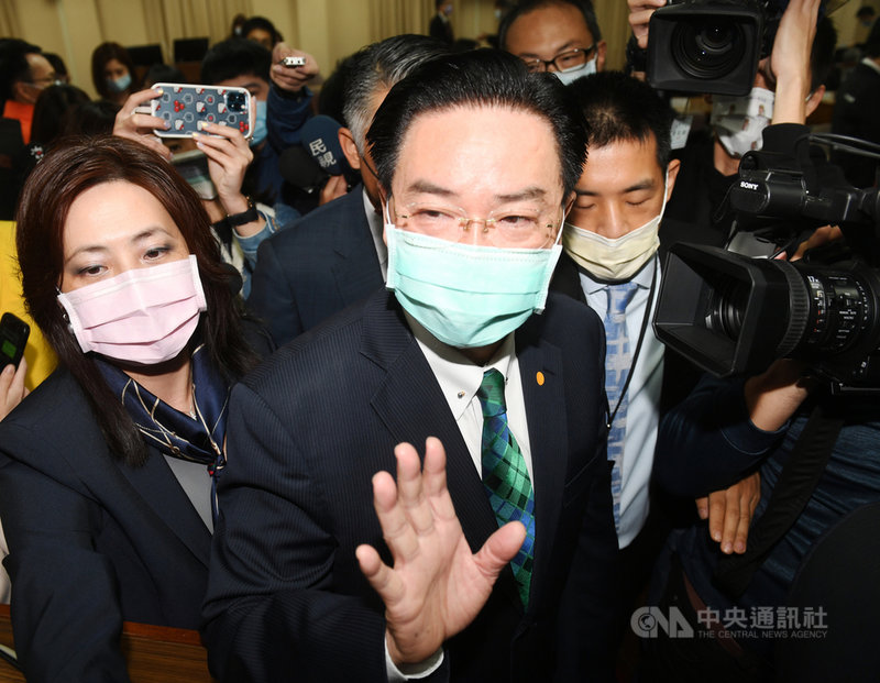 外交部長吳釗燮(中)29日上午以「台日外交關係之發展與未來展望」為題,赴立法院外交及國防委員會專案報告,並備質詢;開會後主席宣布散會,吳釗燮離去時向媒體揮手致意。中央社記者施宗暉攝 110年4月29日