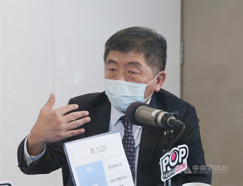 華航機組人員居檢的諾富特桃機飯店主管確診武漢肺炎,中央流行疫情指揮中心指揮官陳時中(圖)30日接受電台訪問表示,推測飯店染疫案感染源應是外籍機師在國外感染來台,造成飯店人員及華航機師感染。中央社記者郭日曉攝 110年4月30日