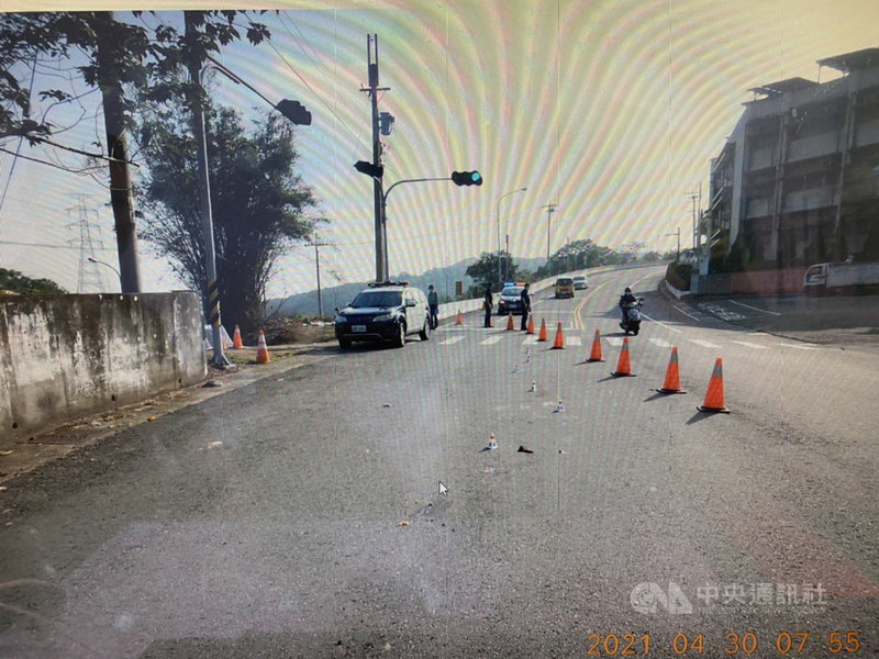 台中市清水區嘉陽高中校門前30日上午發生車禍,警方初步調查,林姓男子駕駛公車行駛在下坡路段,右前車頭不慎碰撞到張姓女高中生,張姓女高中生送醫搶救宣告不治。(民眾提供)中央社記者趙麗妍傳真 110年4月30日