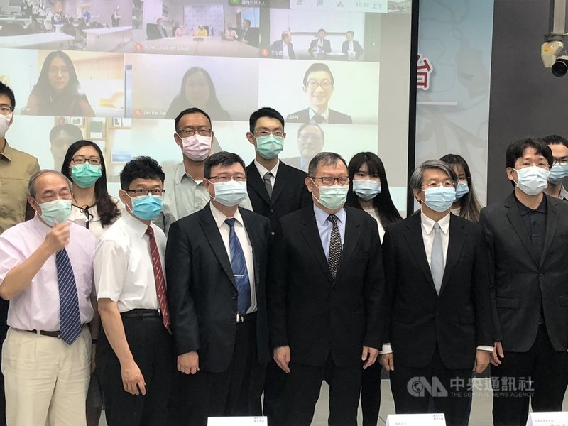 陽明交通大學30日在台北北門校區召開記者會,並透過視訊連線跨國團隊,宣布開發出抑制武漢肺炎感染藥物篩選平台。中央社記者陳至中台北攝 110年4月30日