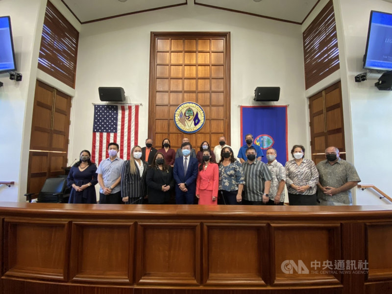 關島議會30日表決,全數支持中華民國(台灣)以觀察員身分出席世界衛生組織第74屆世界衛生大會。中華民國駐關島辦事處處長陳盈連(前排左5)應邀出席見證。(駐關島辦事處提供)中央社 110年4月30日