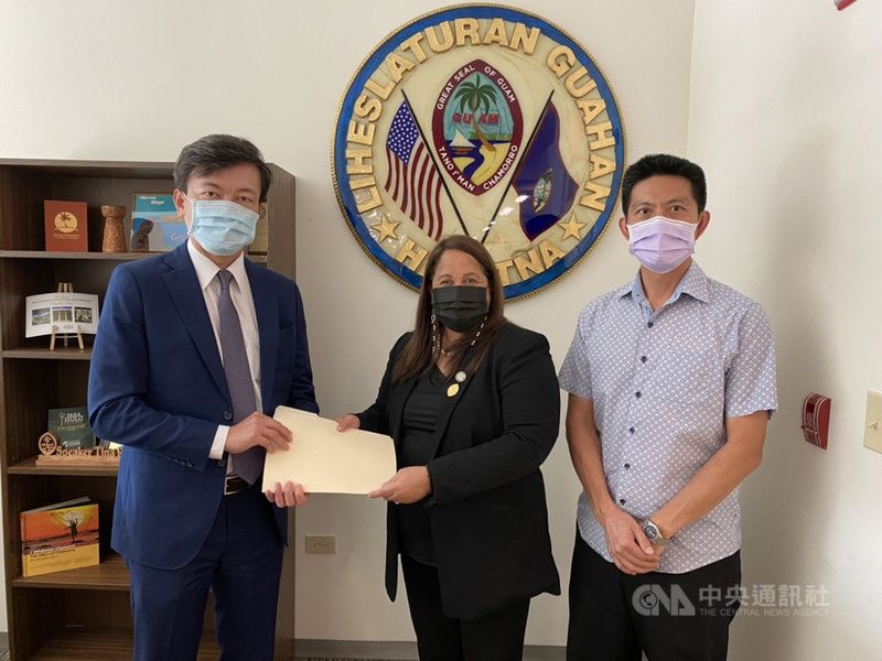 關島議會30日決議支持台灣以觀察員身分參與5月的世界衛生大會。關島議會副議長巴恩斯(中)將決議文交給中華民國駐關島辦事處長陳盈連(左)。(駐關島辦事處提供)中央社 110年4月30日