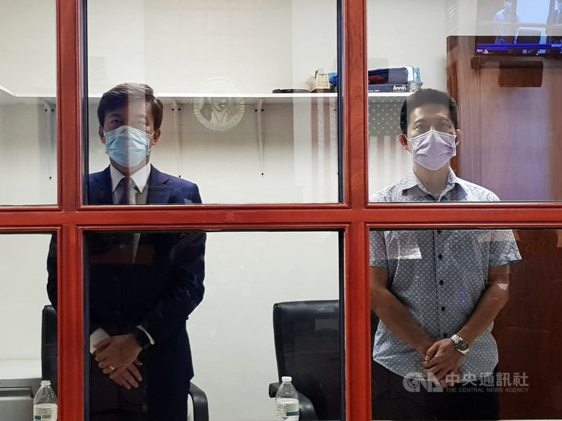 中華民國駐關島辦事處長陳盈連(左)、政治組副參事許書智(右)30日在關島議會旁聽議會討論支持台灣以觀察員身分參與世界衛生大會的決議文。(駐關島辦事處提供)中央社 110年4月30日