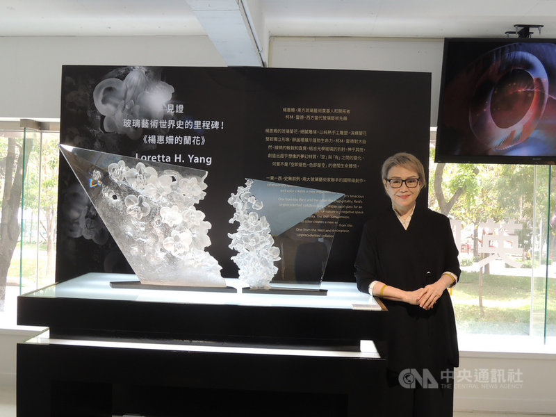 玻璃藝術特展「一縷光芒的奇蹟」5月1日起在台中市琉璃工房國際藝廊展出,琉璃工房創辦人之一的楊惠姍30 日出席記者會,介紹作品「楊惠姍的蘭花」。中央社記者郝雪卿攝 110年4月30日