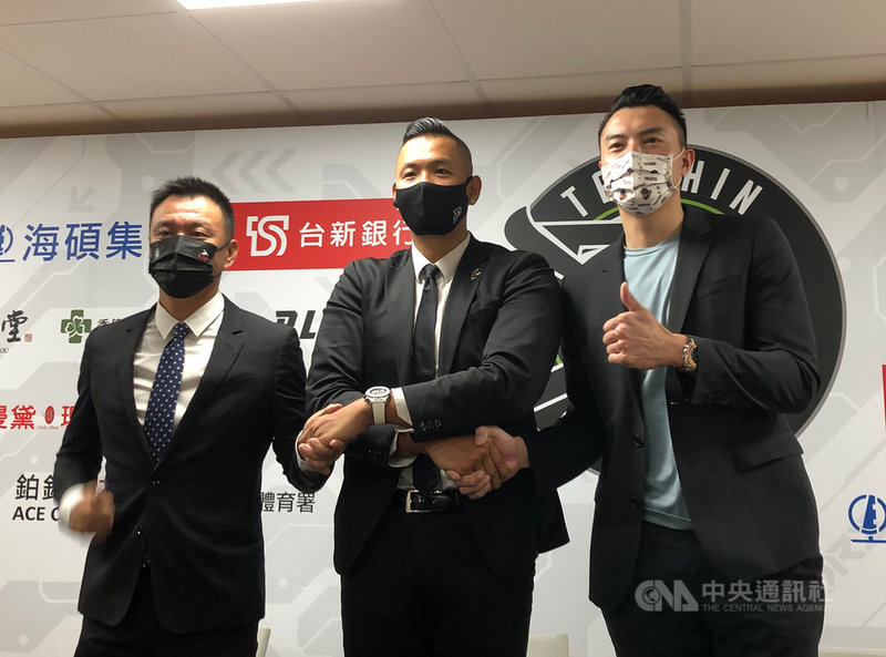 台灣職業籃球聯盟P. LEAGUE+ 30日指出，若季後挑戰賽有第5戰，將移師彰化縣立體育館舉行。桃園領航猿隊總經理陳信安（右）受訪時則喊話，不會有5月2日的比賽，因為今夜就會結束。中為聯盟執行長陳建州。中央社記者黃巧雯攝  110年4月30日