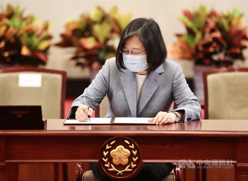 總統蔡英文30日上午在總統府簽署「勞工職業災害保險及保護法」,蔡總統表示,這是對勞工朋友相當重要的法案,也是保障勞動權益的里程碑。中央社記者張皓安攝 110年4月30日
