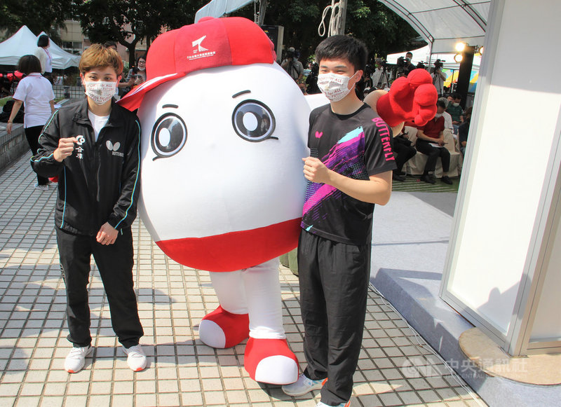 110年全國大專校院運動會5月14日將在台南成功大學開幕,桌球混雙世界排名第一組合鄭怡靜(前左)、林昀儒(前右)皆已報名參賽。(體育署提供)中央社記者黃巧雯傳真 110年4月30日
