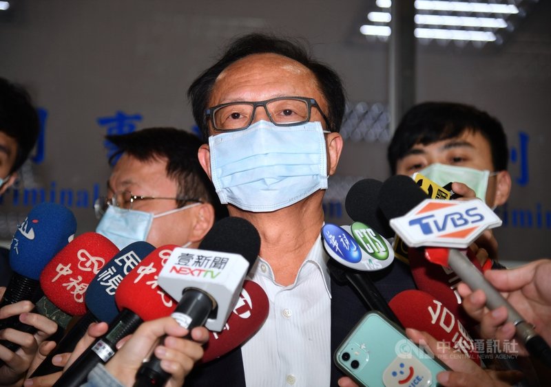 台北市警察局松山分局中崙派出所日前遭黑衣人闖入,並丟擲椅子砸損值勤台電腦螢幕,且因當天監視影像遭刪除,引發外界關注。台北市政府警察局局長陳嘉昌(中)30日下午前往台北地檢署應訊,並進行相關說明。中央社記者王飛華攝 110年4月30日