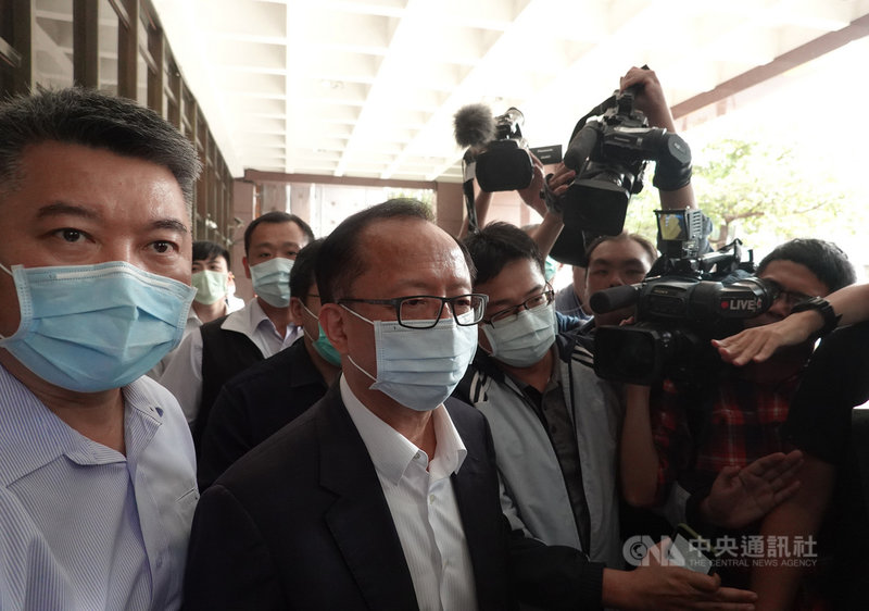 台北市松山警分局中崙派出所遭黑衣人闖入案,北市警局長陳嘉昌(前左2)30日前往北檢應訊,離開時受訪表示,已將自己所知據實以告,並當庭表示願意將手機提供鑑識,手機中有關辦案需求部分都讓檢方來調查,與案情無關的私人隱私部分,則希望不要外流;若有測謊或其他偵查措施,願全力配合。中央社記者林長順攝 110年4月30日