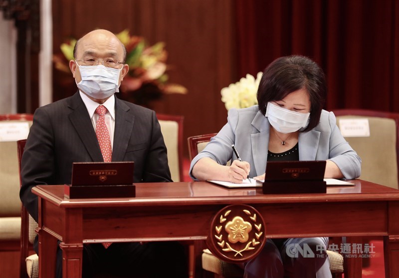 總統蔡英文30日上午在總統府公開簽署「勞工職業災害保險及保護法」,由行政院長蘇貞昌(左)、勞動部長許銘春(右)現場副署法案。中央社記者張皓安攝 110年4月30日