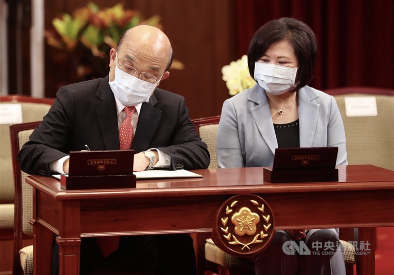 總統蔡英文30日上午在總統府公開簽署「勞工職業災害保險及保護法」,行政院長蘇貞昌(左)、勞動部長許銘春(右)在現場副署法案。中央社記者張皓安攝 110年4月30日