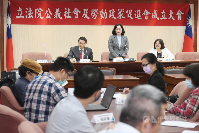 台灣民眾黨立委賴香伶(後中)邀集跨黨派立委,發起成立「立法院公義社會及勞動政策促進會(公義會)」,30日上午舉行成立大會,民進黨立委吳玉琴(後右)、立法院秘書長林志嘉(後左)等出席。中央社記者施宗暉攝 110年4月30日