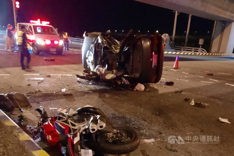 一輛自小客車29日晚間行經台17線與台84線路口時,與一輛機車發生擦撞側翻,自小客車女性乘客送醫不治,機車騎士重傷送醫。(讀者提供)中央社記者楊思瑞台南傳真 110年4月30日