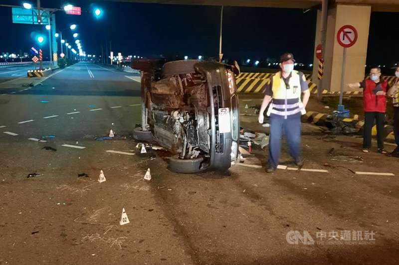 台17線與台84線北門交流道路口附近29日晚間發生自小客車與機車事故,因撞擊力大,造成自小客車側翻。(讀者提供)中央社記者楊思瑞台南傳真 110年4月30日