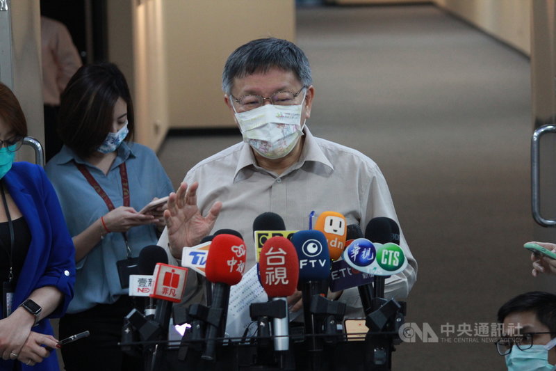 黑衣人闖北市中崙派出所影像被刪,警政署長陳家欽要求台北市警察局長陳嘉昌交出手機、必要時測謊。台北市長柯文哲(中)30日表示,未經司法程序就這樣要求,違反程序正義。中央社記者陳怡璇攝 110年4月30日