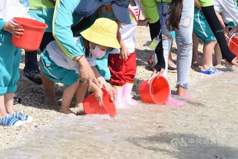 澎湖至美等幼兒園200多名小朋友30日在龍門後灣海灘放流8000尾烏賊苗,讓幼童在親海過程中認識海洋保育,進而愛護海洋,為澎湖的海洋永續與活化注入新生命。(澎湖縣政府提供)中央社 110年4月30日