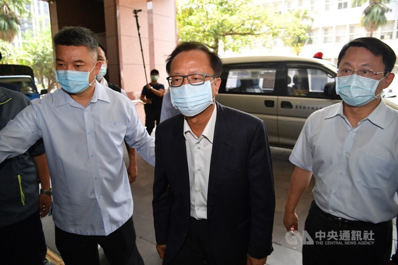 針對台北市警察局松山分局中崙派出所案,台北市警察局局長陳嘉昌(中)與被調內勤的原松山分局長林志誠(右)30日下午前往台北地檢署應訊。中央社記者王飛華攝 110年4月30日