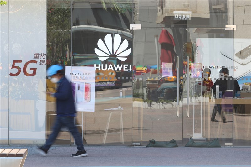 義大利電信公司據指將取消讓華為參與5G建設的合約,由於該公司是華為在歐洲最大客戶之一,5G協議取消簽署將使華為遭受重大打擊。圖為北京一間華為門市。(中新社提供)