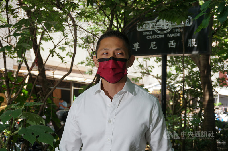 民進黨台北市黨部評委召集人趙映光的兒子趙介佑疑涉毒且行為引議論。主委吳怡農(中)30日表示,趙介佑言行嚴重影響民進黨名譽,預計下星期一可走完程序,開除趙介佑黨籍。中央社記者劉建邦攝 110年4月30日