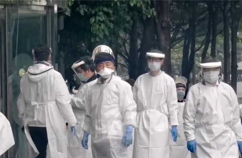 華航機組人員檢疫用諾富特華航桃園機場飯店一名主管確診武漢肺炎,29日啟動飯店淨空作業,中央流行疫情指揮中心指揮官陳時中(前中)親赴現場坐鎮指揮。(讀者提供)