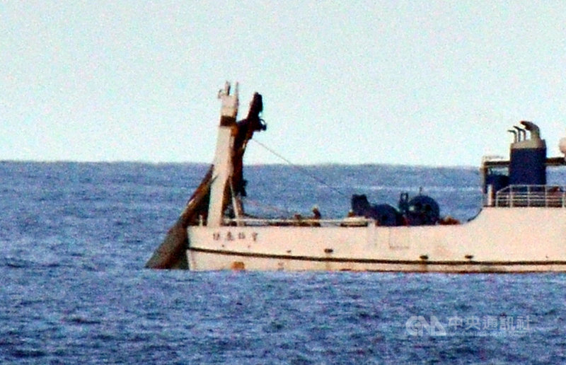 109年10月29日由飛官朱冠甍駕駛的F-5E戰機在台東志航基地起飛不久就失去動力墜海,空軍委託民間打撈公司打撈,30日下午終於將機身打撈上作業船隻。軍方表示,機體完整未受重創,有利事故調查。中央社記者盧太城台東攝 110年4月30日