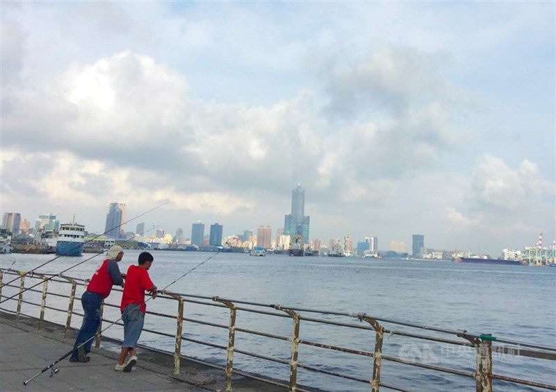 中央氣象局表示,30日各地恢復多雲到晴,中南部高溫31、32度,較為悶熱。(中央社檔案照片)