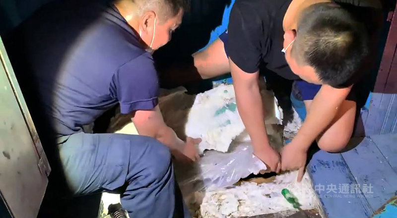 海巡署南部分署與警方成立專案小組,經多天跟監埋伏,30日上午持搜索票前往高雄臨海新村漁港對漁船「泰吉興」號及停泊碼頭的「常興」號發動搜索,查獲船艙密室內夾藏大量私菸。(海巡署南部分署提供)中央社記者洪學廣傳真 110年4月30日