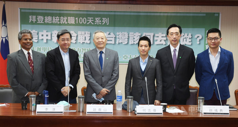 民進黨立委何志偉(右3)30日在立法院舉辦「拜登總統就職100天系列:美中新冷戰?台灣該何去何從?」座談會,邀請外交部北美司長徐佑典(右2)及多位學者專家與會。中央社記者施宗暉攝 110年4月30日
