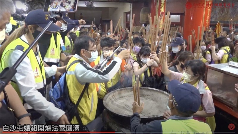 苗栗通霄白沙屯拱天宮管委會總幹事陳春發30日表示,以往香客未如近幾年這麼多,對於部分香客索取香灰並無硬性規定,也沒特別限制,但隨著進香人數暴增,管委會數年前決定恢復古早傳統,讓信眾以大貢香敬拜過爐後帶回家,等同媽祖婆護佑闔家平安,也象徵添香火、薪火相傳意義。(白沙屯媽祖網路電視台提供)中央社記者管瑞平傳真 110年4月30日