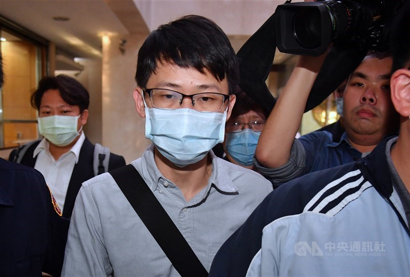 中崙派出所遭黑衣人闖入案,台北地檢署30日下午再度傳喚前派出所長許書桓(中)說明,許書桓下午3時30分左右低調抵達北檢接受偵訊。圖為許書桓訊後離去。中央社記者王飛華攝 110年4月30日