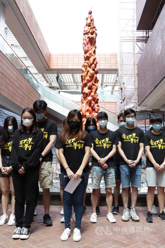 香港大學30日指學生會行事日趨政治化,切割與對方的關係,包括收回學生會會址等;圖為港大學生會109年6 月4日舉辦「六四事件」集會活動畫面。中央社記者張謙香港攝 110年4月30日