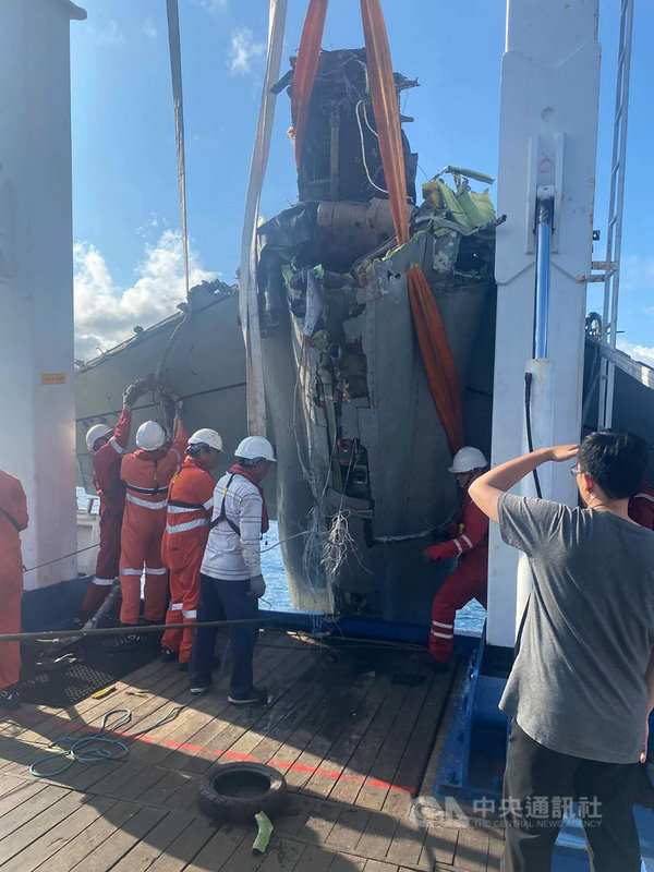 去年從台東空軍志航基地起飛不久墜毀的F-5E戰機,機體殘骸一直留在失事海底,空軍委託民間打撈公司打撈,4月30日將機身打撈上作業船隻。(國防部提供)中央社記者鍾佑貞傳真 110年4月30日