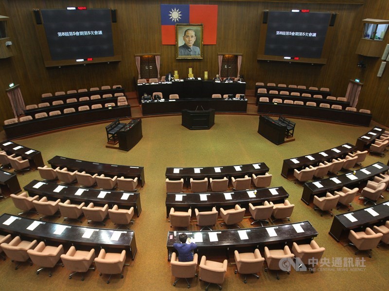 立法院30日三讀通過修正通過文化藝術獎助及促進條例部分條文,未來藝術品等拍賣所得採分離課稅,有效稅率為1.2%。(中央社檔案照片)