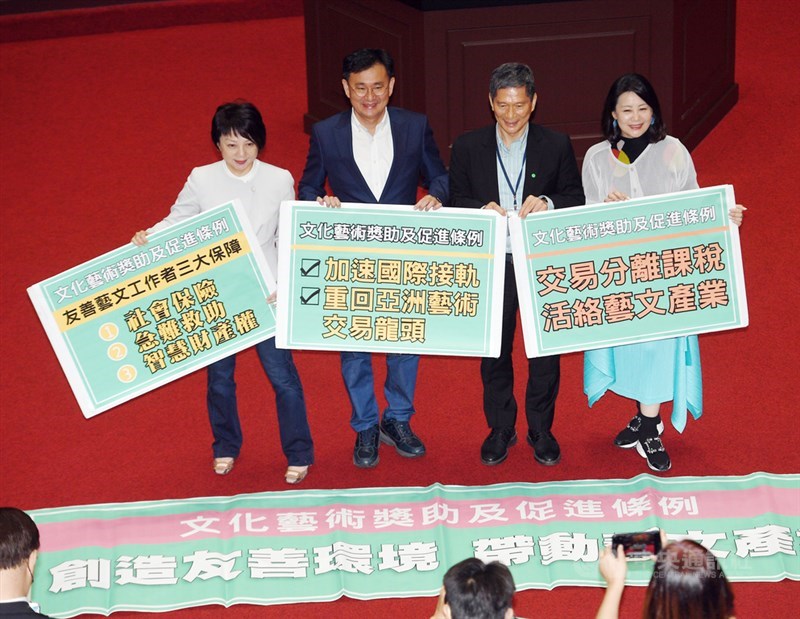 立法院30日三讀修正通過文化藝術獎助及促進條例部分條文,文化部長李永得(右2)會議結束後到議場中間向民進黨立委吳思瑤(右1)、黃國書(左2)、范雲(左1)致謝並合影。中央社記者施宗暉攝 110年4月30日