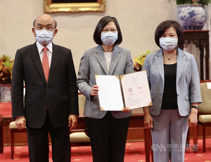 總統蔡英文(中)30日在總統府簽署「勞工職業災害保險及保護法」,由行政院長蘇貞昌(左)、勞動部長許銘春(右)副署法案。中央社記者張皓安攝 110年4月30日