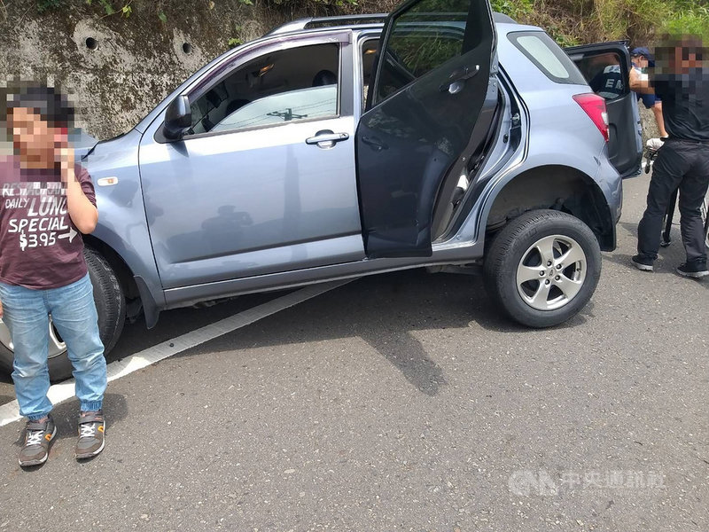 嘉義縣消防局指出,1日中午接獲1名休旅車男性駕駛求救電話,指他下山行經阿里山公路番路鄉路段39.9公里處不慎自撞山壁,車上一家人有3名大人、3名小孩共6人受傷,所幸送醫後皆無大礙。(民眾提供)中央社記者蔡智明傳真 110年5月1日