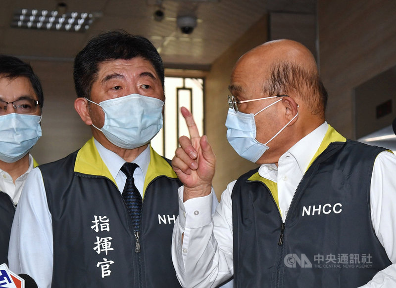 行政院長蘇貞昌(右)1日上午在衛福部長陳時中(前左)陪同下,視察「嚴重特殊傳染性肺炎中央流行疫情指揮中心」,呼籲民眾防疫不可鬆懈。中央社記者王飛華攝 110年5月1日