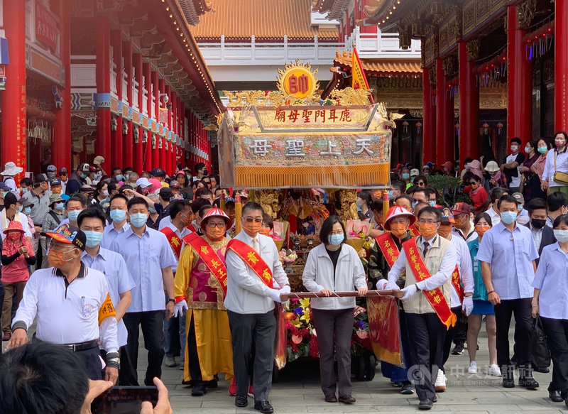 總統蔡英文(中)1日上午在內政部長徐國勇(中左)、台南市長黃偉哲(中右)等人陪同下,參加台南市安南區土城正統鹿耳門聖母廟「土城香」遶境活動,扶請鹿耳門媽祖神轎出巡,祈求台灣度過水情難關。中央社記者張榮祥台南攝 110年5月1日