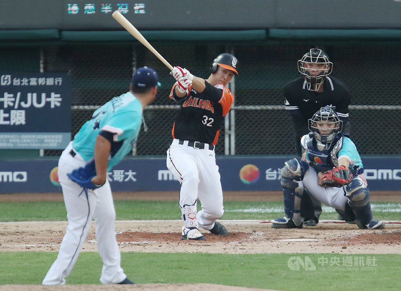 中華職棒統一獅隊野手蘇智傑（後左）1日敲出關鍵滿貫砲，也是他生涯第3發滿貫砲、首支從左投手中敲出的滿貫砲，同時為個人本季第4轟，率隊以5比3擊敗富邦悍將隊，中央社記者張新偉攝 110年5月1日