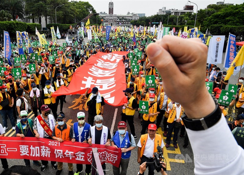 每年五一勞動節,勞工團體都會集結舉辦勞工大遊行,今年遊行隊伍1日中午先在凱道集結,上演行動劇及說明遊行訴求,隨後在現場高喊「薪資要提高」、「年金要保障」的口號下正式出發。中央社記者鄭清元攝 110年5月1日